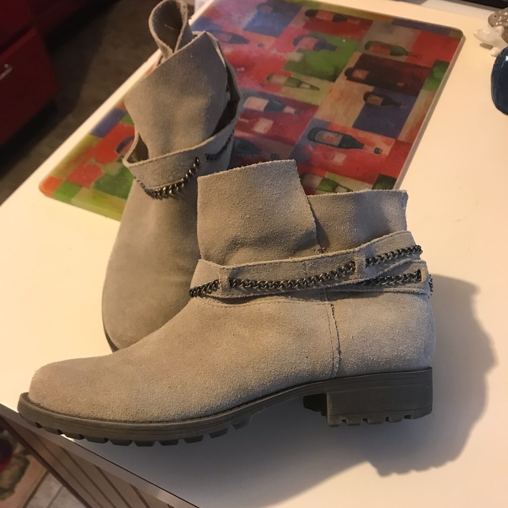 AMERICAN EAGLE STONE SUEDE BOOTIES. Sz 7